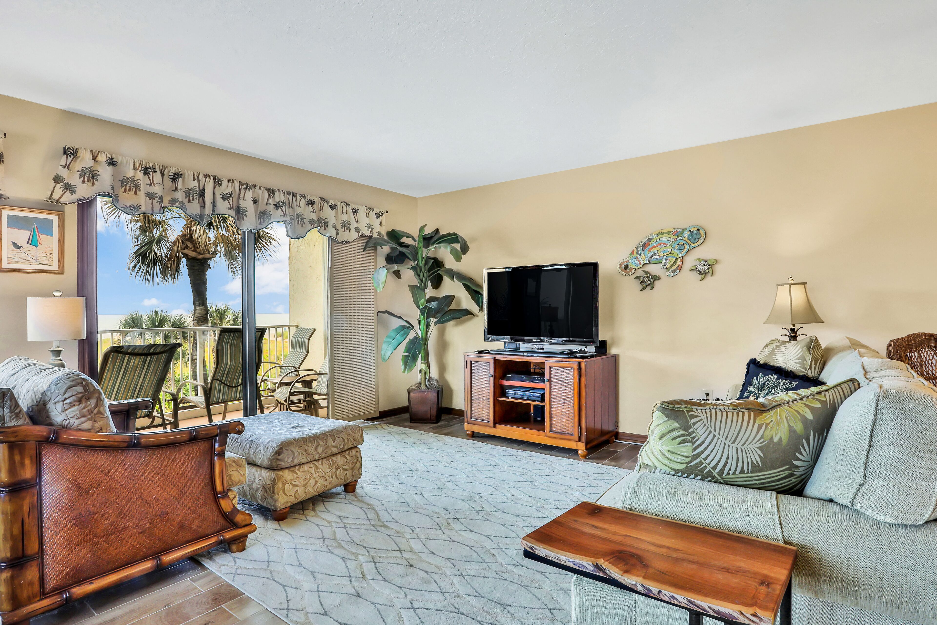 Spacious, oceanfront condo with balcony, hot tub, pool, tennis & beach gear