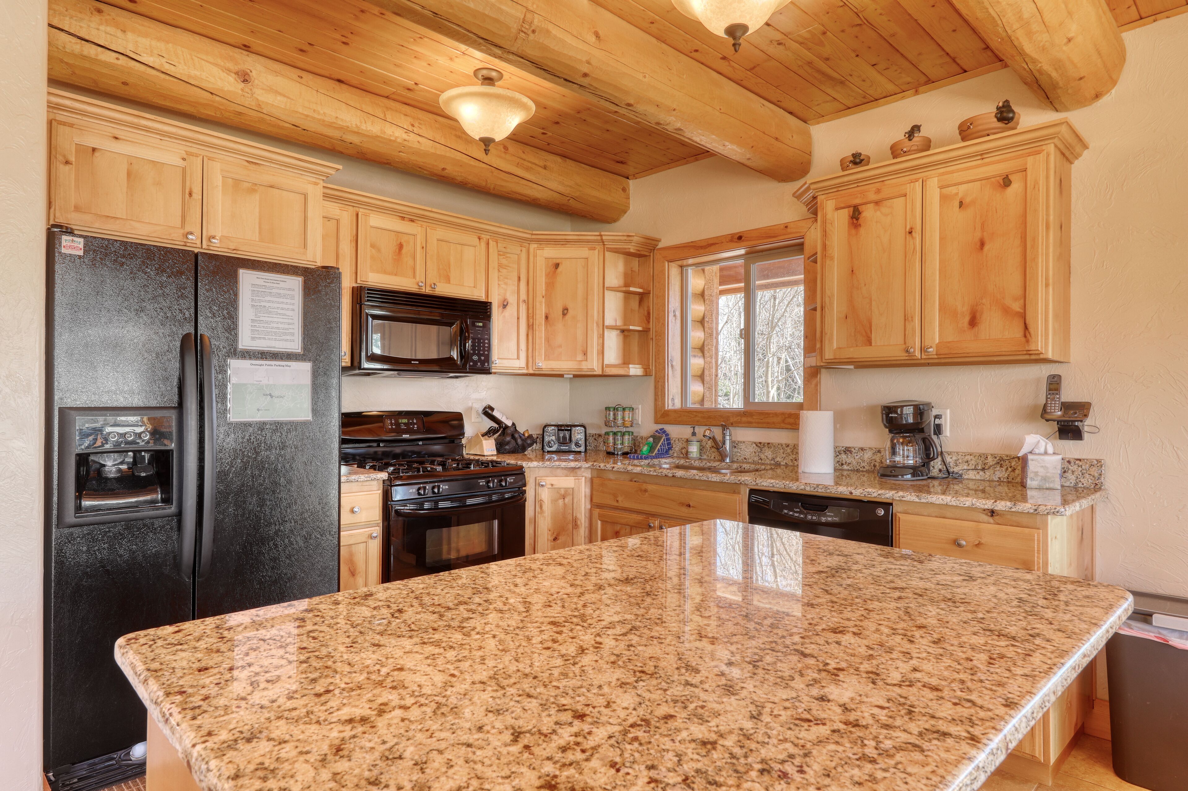 Three-story log cabin - large deck, fast WiFi, fireplace & loft with pool table