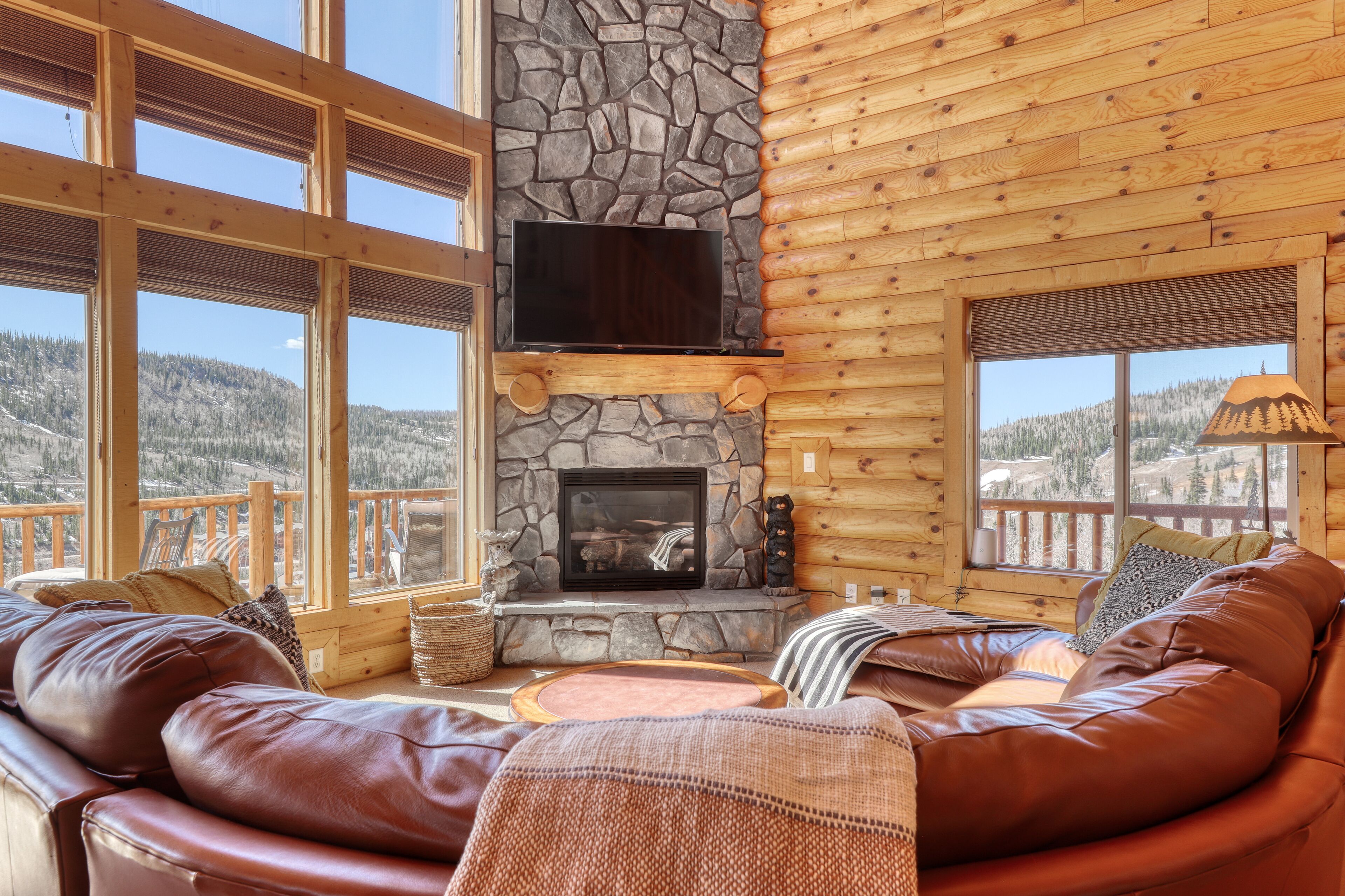 Three-story log cabin - large deck, fast WiFi, fireplace & loft with pool table