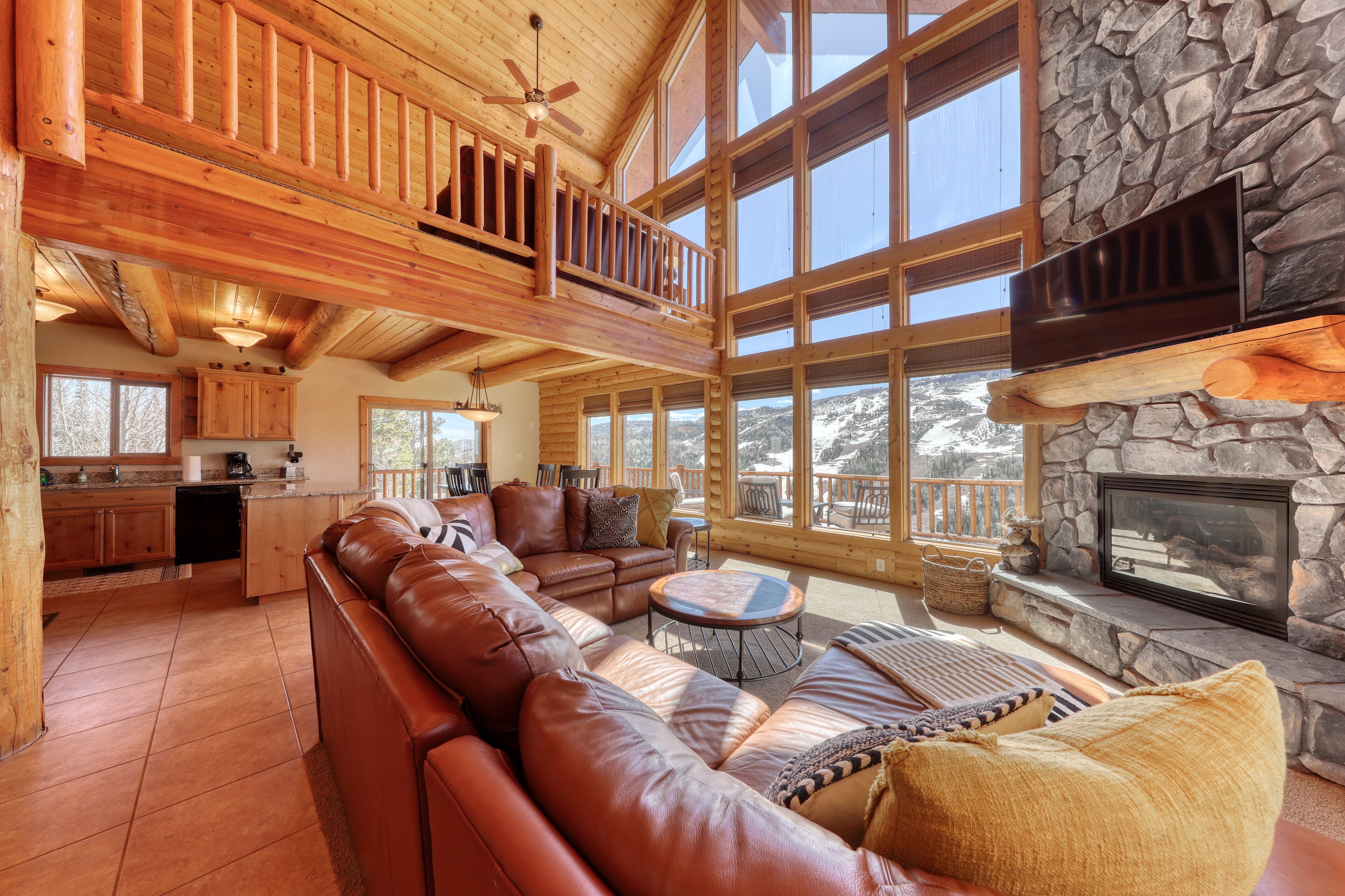 Three-story log cabin - large deck, fast WiFi, fireplace & loft with pool table