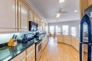 冷蔵庫、電子レンジ、オーブン、コンロ