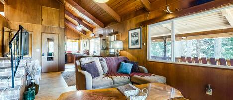 Fernseher, Kamin, DVD-Player, Bücher