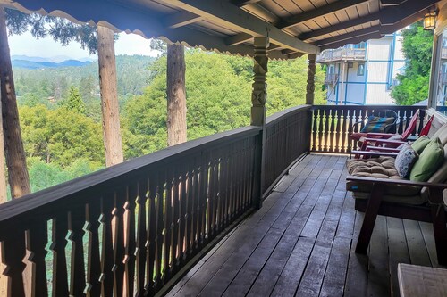 Classic cabin near the lake with stunning views, large deck, & wood fireplace
