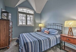 5 bedrooms, desk, iron/ironing board, WiFi