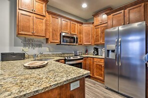 Geladeira, micro-ondas, fogão, cooktop