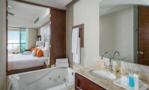 Kylpyamme, hiustenkuivaaja, pyyhkeet, vessapaperi