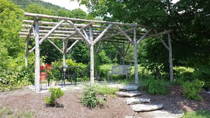 Outdoor dining - Hawks Mountain Farm, full apartment on a working farm. (Baltimore)