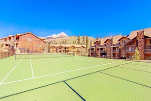 Sport court - Perfect perch near the mountain with great view, fireplace, balcony & WiFi (Durango)