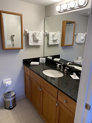 Combined shower/bathtub, hair dryer, towels