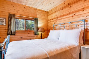 2 bedrooms, iron/ironing board, Internet, bed sheets