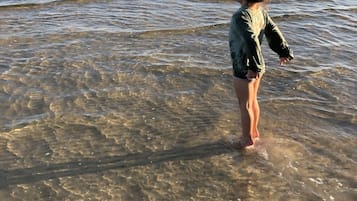 På stranden