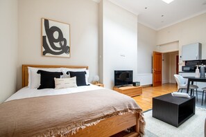 Een strijkplank/strijkijzer, wifi, beddengoed