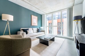 Een televisie en een stereo