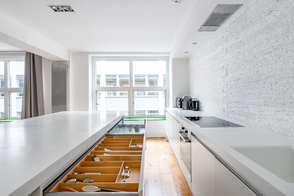 Réfrigérateur, micro-ondes, four, plaque de cuisson