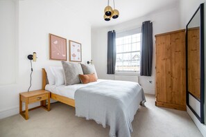 1 habitación, tabla de planchar con plancha, wifi y ropa de cama