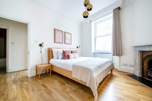 2 bedrooms, iron/ironing board, WiFi, bed sheets - Spacious South Ken 2BR w/ Elevator, nr South Ken Station, by Blueground (London)