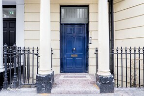 Exterior detail - Spacious South Ken 2BR w/ Elevator, nr South Ken Station, by Blueground (London)