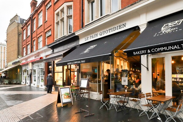 Outdoor dining - Spacious South Ken 2BR w/ Elevator, nr South Ken Station, by Blueground (London)
