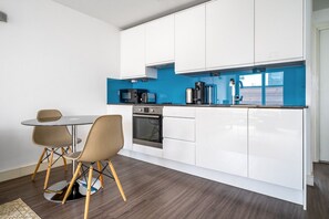 Fridge, microwave, oven, dishwasher - Modern Bloomsbury 1BR, 10 mins to King's Cross station, by Blueground (London)