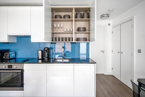 Fridge, microwave, oven, dishwasher - Modern Bloomsbury 1BR, 10 mins to King's Cross station, by Blueground (London)