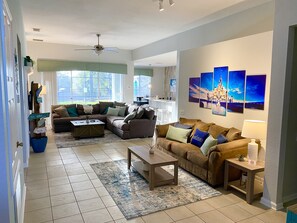 Smart TV, videogiochi, tavolo da calcetto