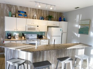 Frigorifero, microonde, forno, piano cottura