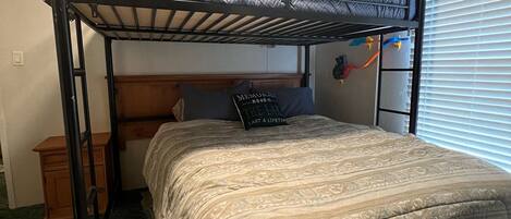 3 bedrooms, desk, free WiFi, bed sheets