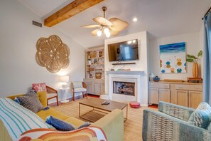 Smart TV, fireplace, Netflix, Hulu