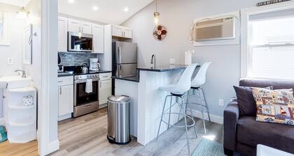 In-town cottage near the beach with marsh view, AC, saltwater pool, & hot tub