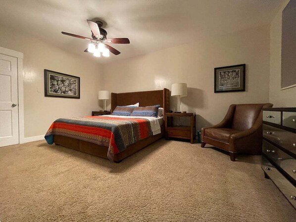 3 bedrooms, desk, iron/ironing board, travel crib - Updated partially subterranean apartment. (Salt Lake City)