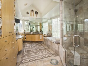 Badewanne, Haartrockner, Handtücher