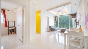 A modern hotel room with a balcony, a dining area, and a living space. - Gapyeong Rialto Pension (Gapyeong)