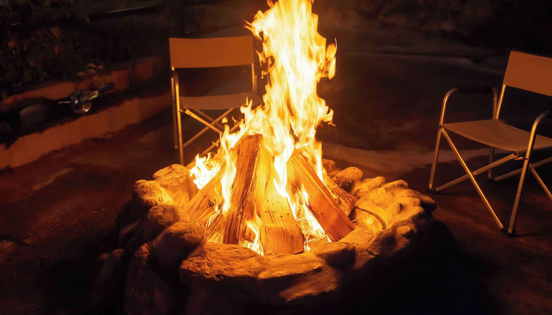 Ein Lagerfeuer mit Sitzgelegenheiten ringsherum.