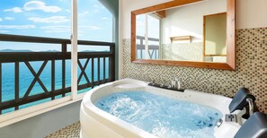 A balcony with a hot tub, a wooden railing, and a view of the sea. - Ganghwa Hana & Alice spa Pension (Incheon)