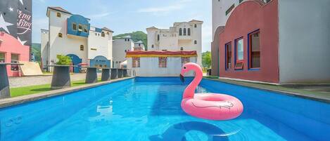 Une piscine avec un flotteur en forme de flamant rose.