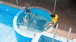 A small, round swimming pool with a wooden deck surrounding it. - Gyeongju Soraedanga Pension (Gyeongju)