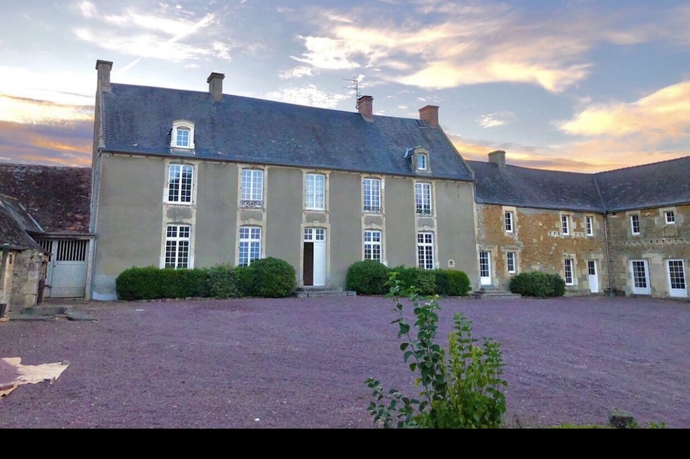 The Chateau +33 Pers Piscine Basket…