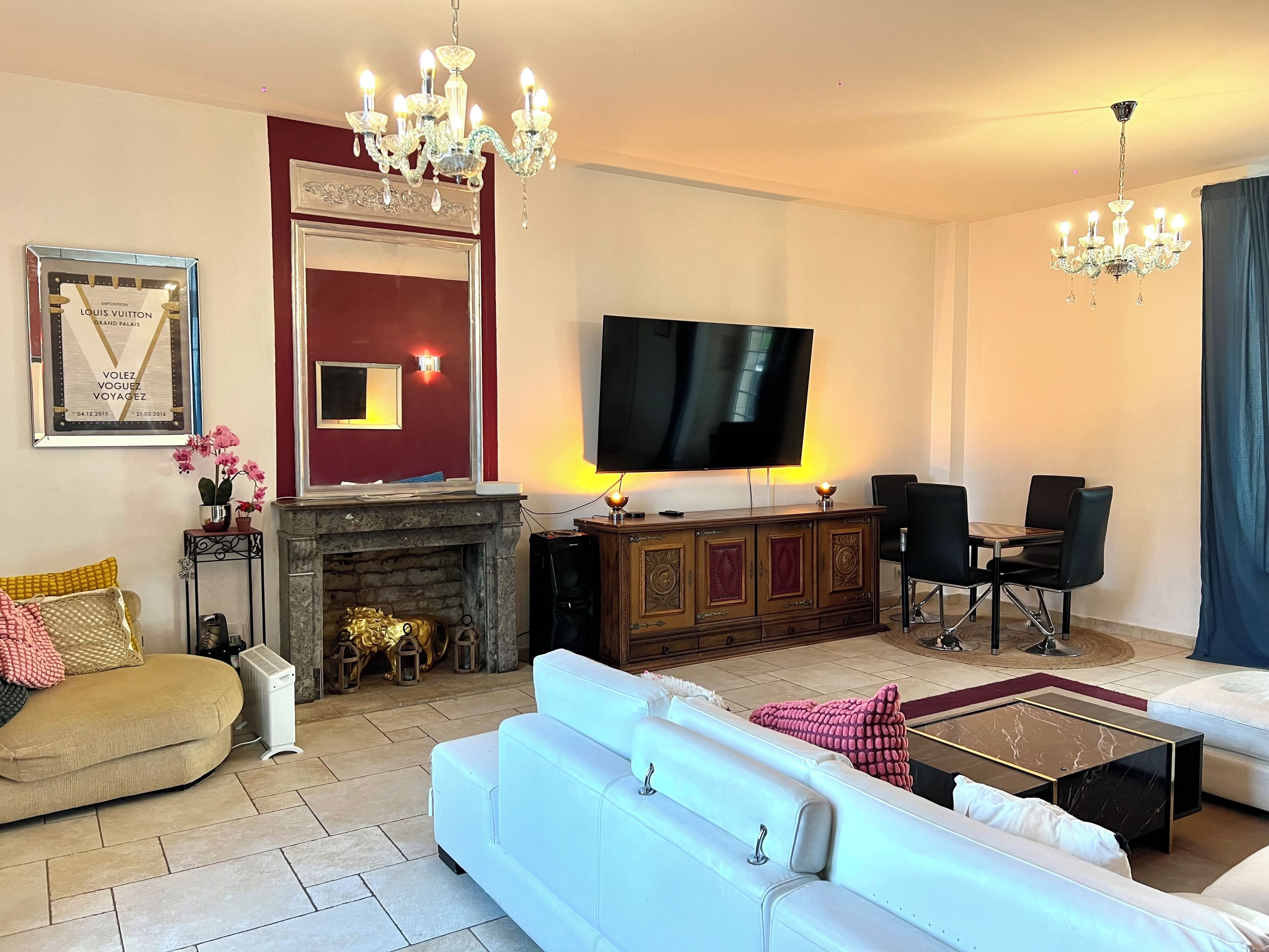 Smart TV, fireplace, DVD player, table football