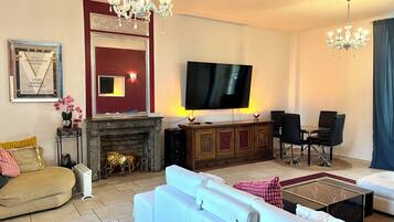 Smart TV, fireplace, DVD player, table football