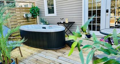 2 Person Hot Tub on Private Deck, 2 mi to DT Hendersonville/Flat Rock, King Bed
