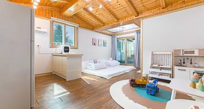 Pocheon Hi Mom Kids Spa Pension Black