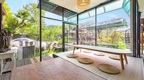 Pocheon Hi Mom Kids Spa Pension Black