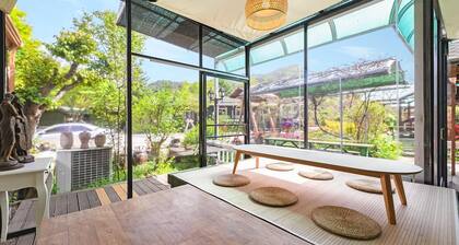 Pocheon Hi Mom Kids Spa Pension Black