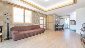 Basic Room, 1 Bedroom (Maehwa) | 1 bedroom, WiFi (free) - Samcheok Greenhyang Pension (Samcheok)