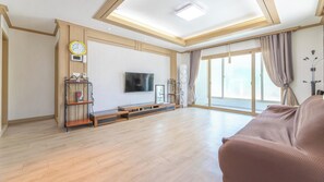 Basic Room, 1 Bedroom (Maehwa) | 1 bedroom, WiFi (free) - Samcheok Greenhyang Pension (Samcheok)