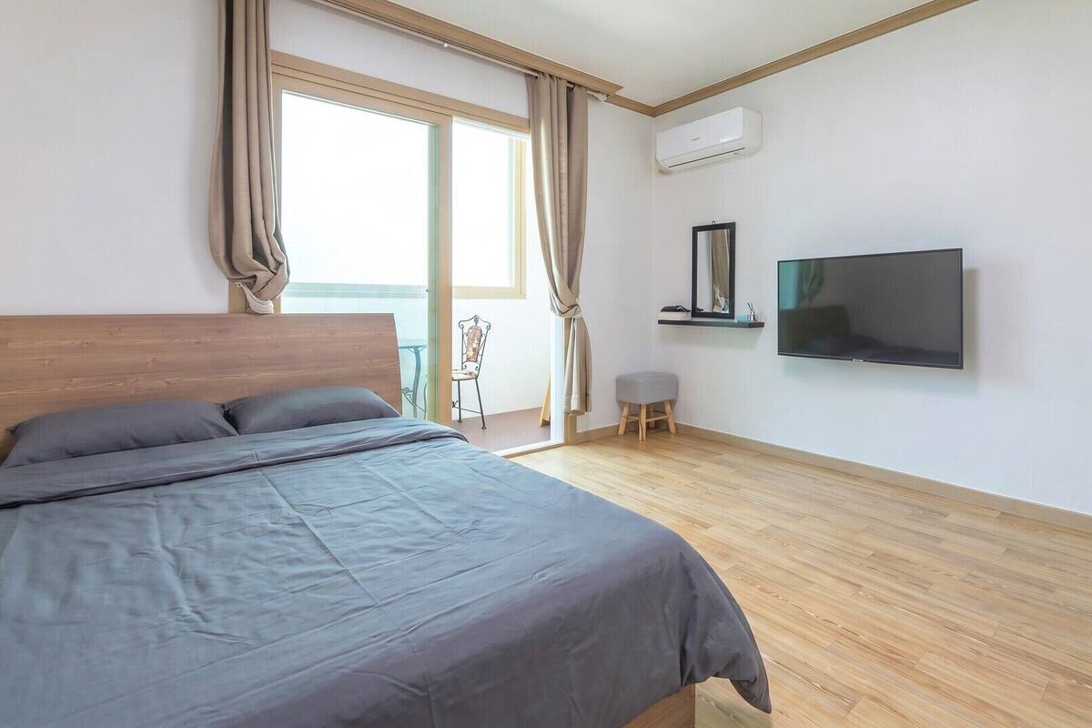 Basic Room, 1 Bedroom (Deulgukwha) | 1 bedroom, WiFi (free)