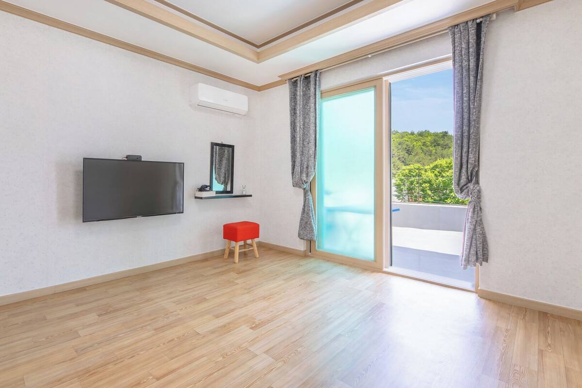Basic Room, 1 Bedroom (Jindalrae) | 1 bedroom, WiFi (free)