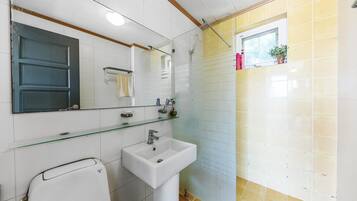 Habitación básica, 1 habitación (Seolangcho) | Baño | Toallas