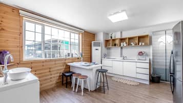 Habitación básica, 2 habitaciones (kkotmari) | Cocina privada | Refrigerador