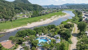 Un río con un puente, una piscina y edificios residenciales.